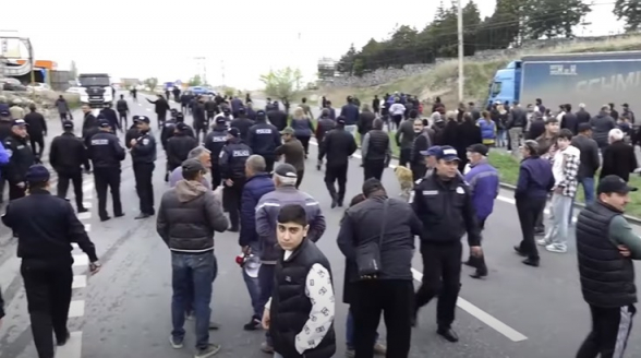 Жители сел Прошян и Касах вновь перекрыли трассу Ереван-Аштарак (видео)