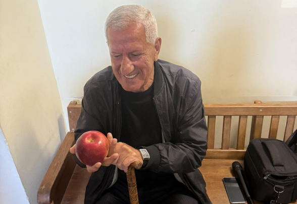 Փաշինյանի ուղղությամբ խնձոր նետած Ալբերտ Առստամյանն արդարացվել է