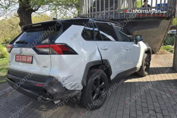 Հալաբյան փողոցում բախվել են «Mercedes»-ն ու Համաշխարհային բանկին պատկանող «Toyota RAV 4»-ը. կա տուժած