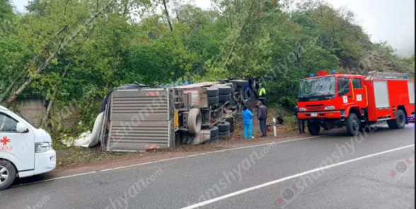 Մեղրի-Կապան ավտոճանապարհին Իրանի քաղաքացու վարած Mercedes բեռնատարը դուրս է եկել երթևեկելի գոտուց և կողաշրջվել