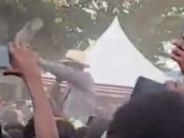 В президента Кении бросили ботинок (видео)