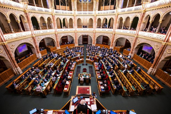 Парламент Венгрии проголосовал за выход страны из Международного уголовного суда