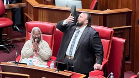 Արևմտյան Ավստրալիայում պատգամավորը խորհրդարանում ելույթն ավարտել է սեփական կոշիկից գարեջուր խմելով