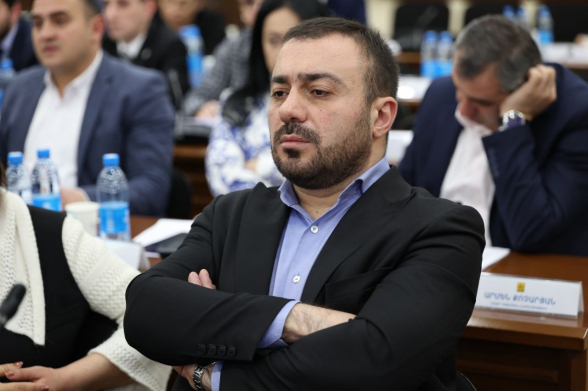 Լավ ա Համալիրում են արել. կարող էին չէ՞ Հանրապետության հրապարակում անել