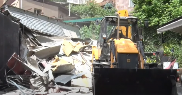 Բուլդոզեր ու կարմիր բերետները՝ Սարյան փողոցում. քանդում են շինություն (տեսանյութ)