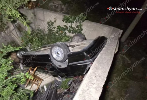 Երևանում «BMW»-ն կոտրել է ավտոլվացման կետերից մեկի պատը և մոտ 4.5 մետրից գլխիվայր ընկել կիսակառույց շինության մեջ