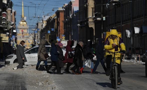 В Санкт-Петербурге решили запретить мигрантам работать курьерами и таксистами