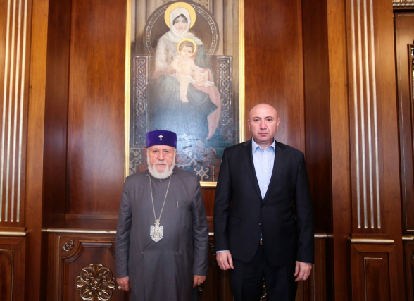 Почему галдит печально известная пара: реакция Андраника Теваняна на уличный лексикон внебрачной пары (видео)