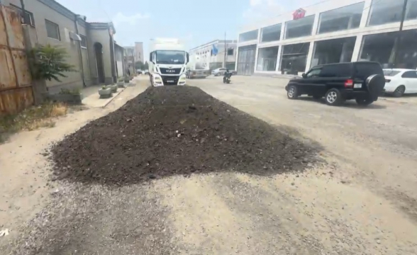 Ինչպես է Երևանի քաղաքապետարանը ծածկադմփոցի անում Արին Բերդի փողոցի ասֆալտապատումը (տեսանյութ)