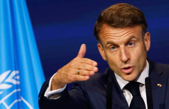 Макрон пообещал запретить соцсети подросткам до 15 лет