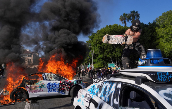 В США протесты против иммиграционной политики идут в 10 штатах и столице