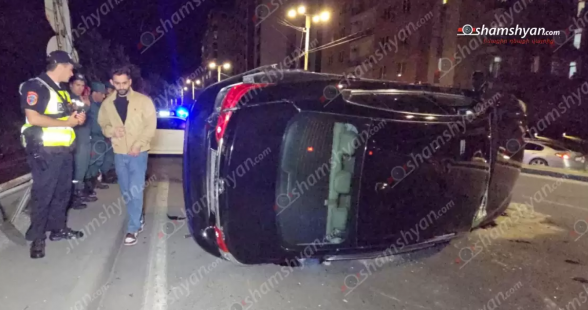 Անտառային փողոցում բախվել են «BMW»-ն և «Infiniti»-ն. վերջինը բախվել է բազալտե եզրաքարին և կողաշրջվել