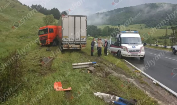 Լոռիում բեռնատարը դուրս է եկել երթևեկելի գոտուց և բախվել երկաթե արգելապատնեշներին