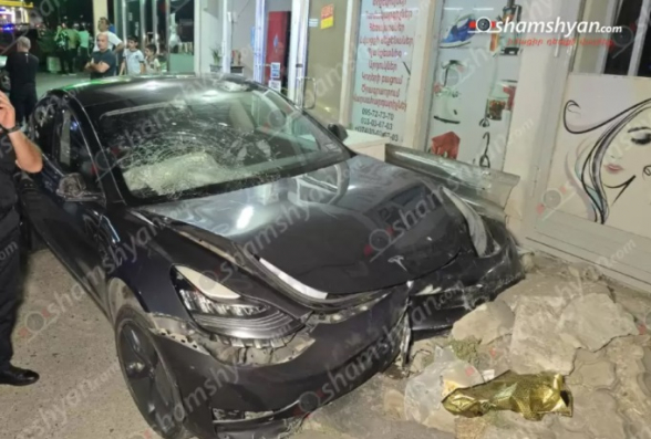 «Tesla»-ն Շերամի փողոցում վրաերթի է ենթարկել 3 հետիոտնի, որոնցից մեկը անչափահաս է, ապա բախվել բազալտե աստիճաններին․ կա 4 վիրшվոր