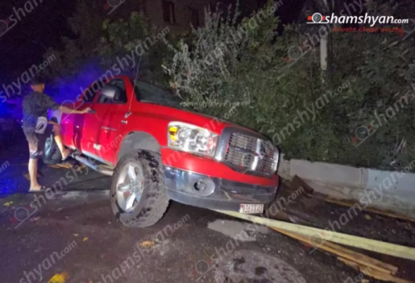 Երևանում ճանապարհի թույլատրելի հատվածում կայանված Dodge pickup մակնիշի ավտոմեքենան անձրևի վարարման պատճառով ինքնաբերաբար առաջ է ընթացել և հայտնվել Վեոլիա ջրի փորած փոսում