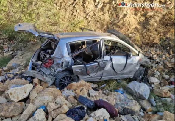 Ելփին գյուղի վարչական տարածքում «Nissan Tiida»-ն մոտ 100 մետր մի քանի պտույտ շրջվելով հայտնվել է ձորում․ 10-ամյա տղան տեղում մшհшցել է