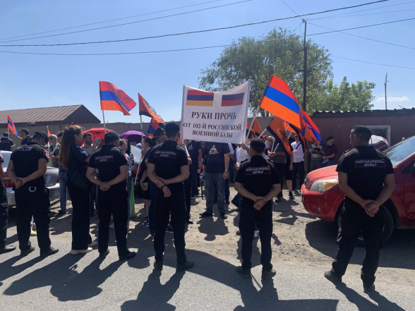 Акция движения «Мать Армения» у российской военной базы в Гюмри – в защиту армяно-российских отношений (видео)