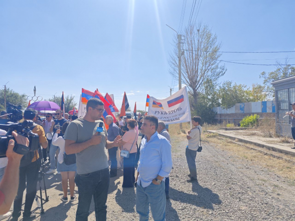 Նիկոլի կողմից հրահանգված զանգվածը փորձում է ռուսական ռազմաբազայի դեմ գործընթաց սկսել․ Դերենիկ Մալխասյան (տեսանյութ)