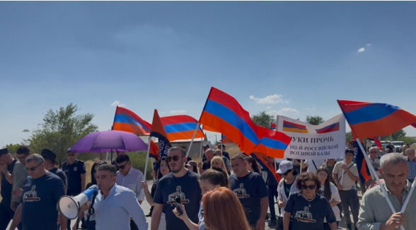 Репортаж телеканала TV5 об акции движения «Мать Армения» у российской 102-ой военной базы в Гюмри