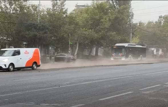 Автобусы с шарами в облаке пыли: проспект Гая в День знаний (видео)