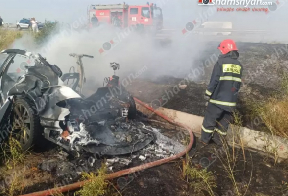 Արարատում «Tesla»-ն հայտնվել է դաշտում և բռնկվել. կա վիրшվոր