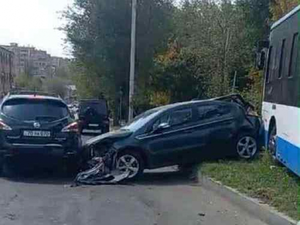 Երևանում 2-րդ համարի ավտոբուսը բախվել է 2 այլ մեքենաների ու հայտնվել մայթին, վարորդը ղեկին չի եղել