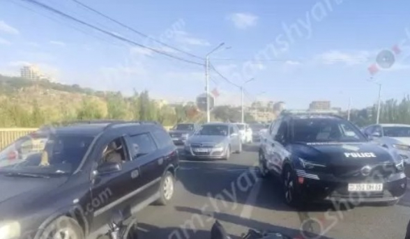 Դավիթաշենի կամրջի վրա բախվել են մեքենաներ և մոտոցիկլ․ վերջինը կողաշրջվել է