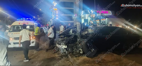 Երևանում «BMW»-ն բախվել է բազալտե եզրաքարին, ապա՝ էլեկտրասյանը. վարորդը տեղափոխվել է հիվանդանոց