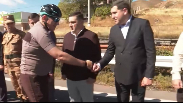 Բռունցքով բարևելու նորաձևություն՝ Սևանա լճի ափին