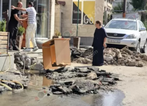 Գարշահոտ ու հակասանիտարական վիճակ՝ Ջրվեժի գլխավոր ճանապարհին. կեղտաջուրը մեկ շաբաթ հոսում է