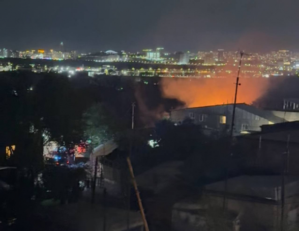 Հրդեհ Արտաշիսյան փողոցում․ հրեջ մեքենաներից ոչ բոլորն են կարողանում մոտենալ (տեսանյութ)