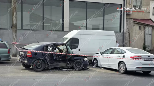 Երևանում բախվել են «Opel»-ն ու «Ford»-ը. վերջինն էլ բախվել է կայանված «Ford Transit»-ին. կա 4 տուժած
