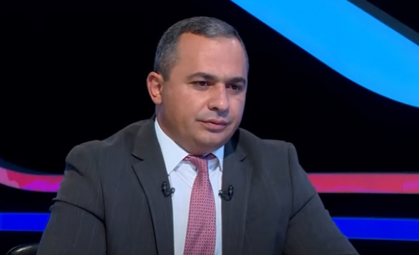 Тот же человек 2 месяца назад с тем же выражением лица утверждал, что планировалось расстрелять человека