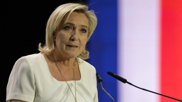 Ле Пен сочла новые выборы единственным решением после отставки премьера Франции