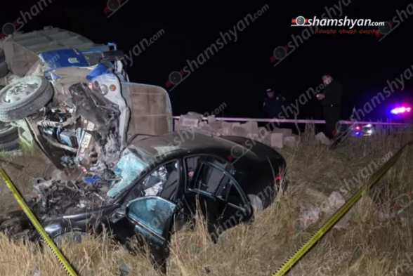 Արագածոտնում բախվել են «Mercedes»-ն ու քարով բարձված «ԶԻԼ»-ը. կա 2 զnh