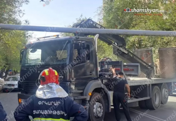 Երևանի Գրիբոյեդովի փողոցում «ԿԱՄԱԶ»-ը բախվել է գազատար խողովակին, գազի արտահոսք է սկսվել