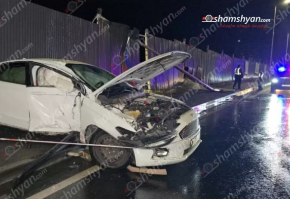 Երևանում «Ford Fusion»-ը կոտրել է էլեկտրասյունը և հայտնվել մայթին. կա տուժած
