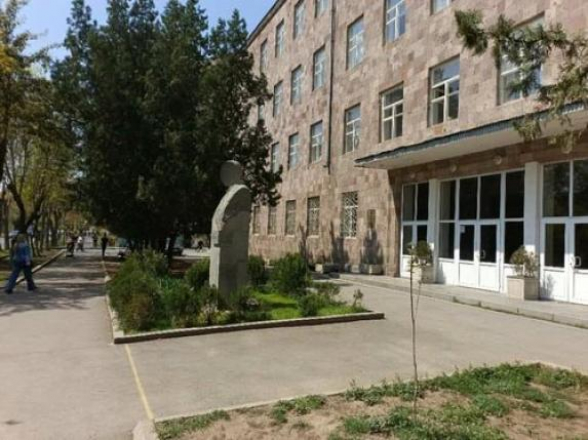 Կադրեր թիվ 131 դպրոցից, որտեղ դասի ժամանակ հրդեհ է բռնկվել