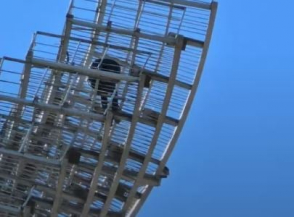 «Հրազդան» մարզադաշտում տղամարդը բարձրացել է լուսավորման համակարգի վրա և uպառնում է նետվել