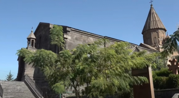 Իրավապահները խուզարկում են Արագածոտնի թեմի առաջնորդարանը. թեմի առաջնորդը քննչականում է (ուղիղ)