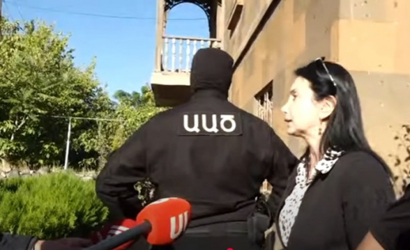 Сотрудник СНБ не смог ответить на вопрос Соны Агекян и повернулся спиной (видео)