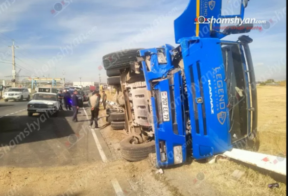 Նոր Հաճնի կամրջի հարևանությամբ բախվել են «ՎԱԶ 2107»-ը ու հողով բարձված «Կամազ»-ը․ վերջինը կողաշրջվել է