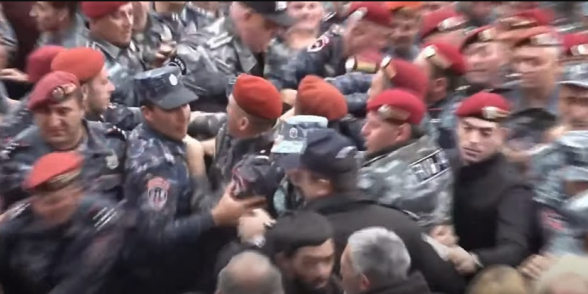 Ոստիկանները ուժ կիրառելով բերման են ենթարկում Գյումրու քաղաքապետարանի մոտ հավաքված քաղաքացիներին