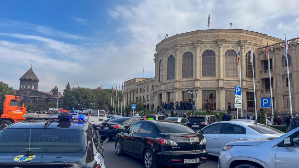 Գյումրիի քաղաքապետարանի մոտից ձերբակալվել է 23 անձ