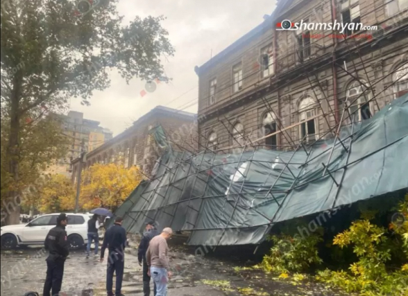 Երևանում վերակառուցվող շենքի վրայից երկաթե ամրաններով պաշտպանիչ ցանցը քամու հետևանքով ընկել է կայանված ավտոմեքենաների վրա
