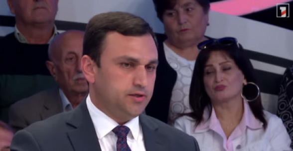 Արգիշտի Մեխակյանը փորձում է և՛ կույս մնալ, և՛ հաճույք ստանալ, սակայն երկու աթոռին նստողը, սովորաբար, նրանց արանքում է հայտնվում