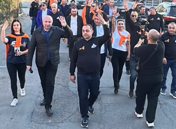 «Не бойтесь, не отчаивайтесь, не отступайте»: обращение партии «Мать Армения» к жителям Эчмиадзина (видео)