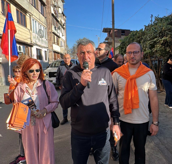 Ամո՛թ է, սա բակի վիճակ չէ․ երեխաներն աղբի մեջ են խաղում․ Դավիթ Կարապետյան (տեսանյութ)