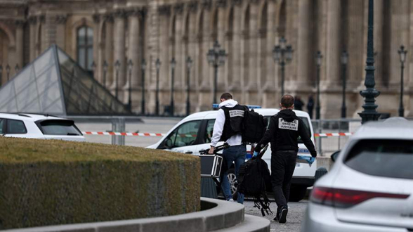 Во Франции сообщили о задержании 5 подозреваемых в ограблении Лувра