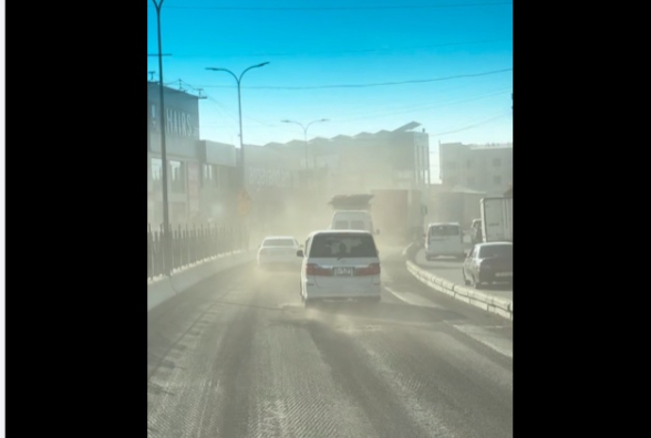 Օդանավակայան տանող ճանապարհը փոշու մեջ կորած է (տեսանյութ)